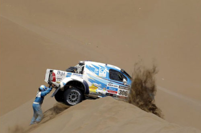 Dakar'da 6'ncı etap sonunda otomobillerde lider, Peterhansel!