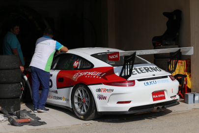 Flash | Saygılı yarışamıyor!