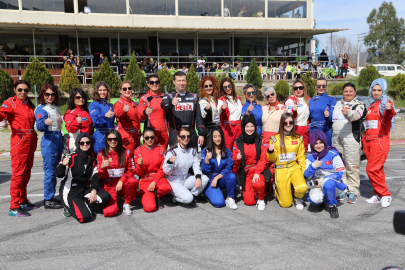 İzmir'de bayanlar kurtlarını pistte döküyor!