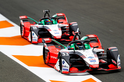 Audi şampiyonluk peşinde