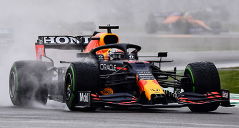 Olaylı F1’in galibi Max