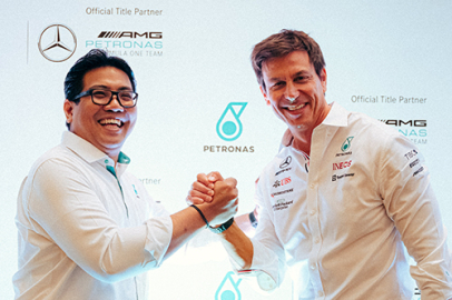 Mercedes Petronas devam