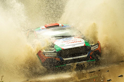 Türkkan ilk JWRC zaferini kutluyor