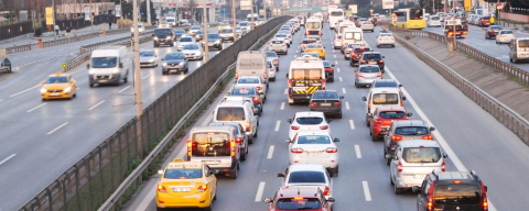 Trafik güvenliği için şeridinde kal