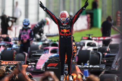 Monza’da Verstappen kazandı