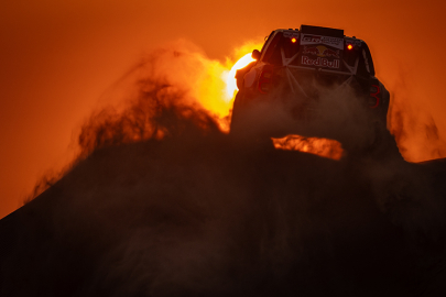 Attiyah aldı sazı eline