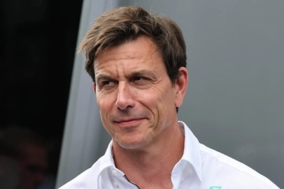 Kimi’ye hem övdü hem yerdi